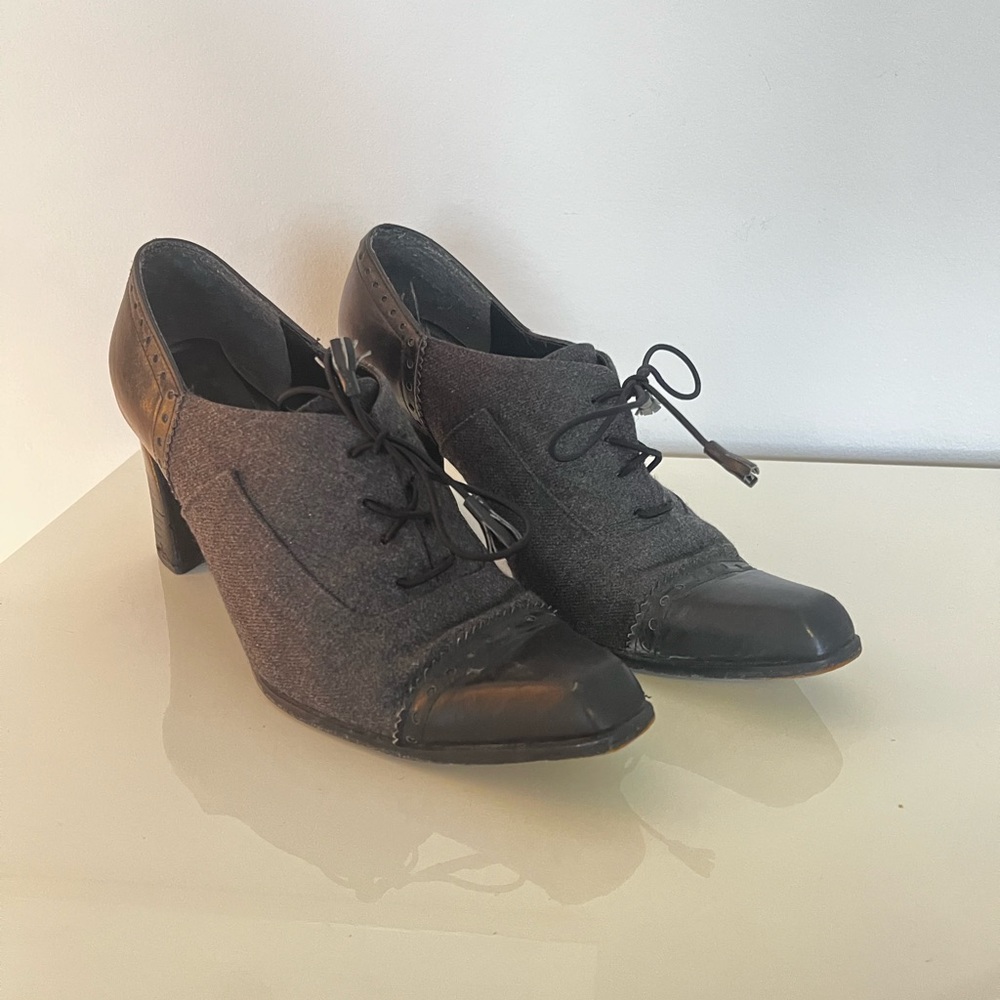 Stuart Weitzman lace up heeled oxfords